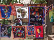 Дагомейские «знамена». Сувенирный рынок в г. Котону (фото Е.Б. Деминцевой)