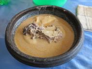 Бенин Ньямпили с мясом агути и кунжутным соусом - бенинский деликатес, едят руками