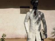 Нигер Скульптура Абду Мумуни на территории университета носящего его имя